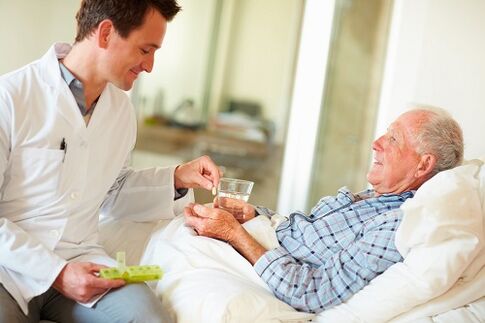 lekarz daje pigułkę na zapalenie gruczołu krokowego